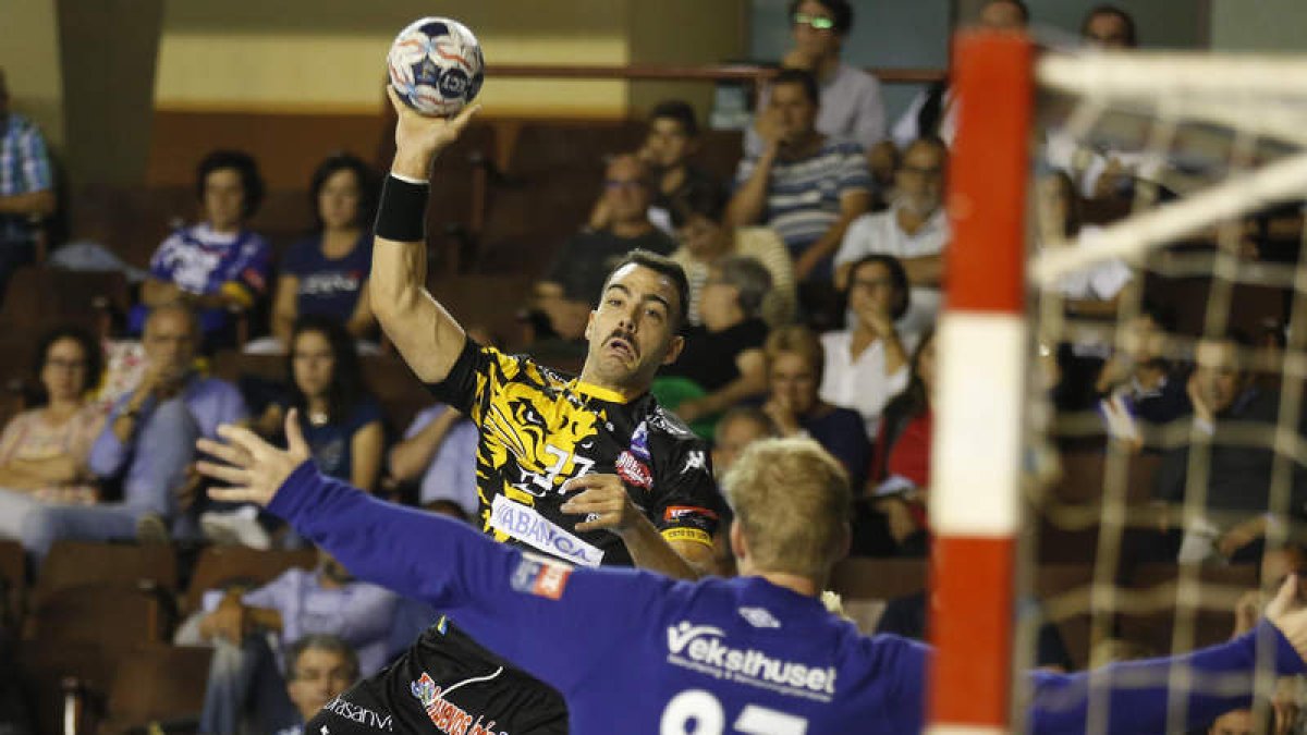 Costoya intenta batir al meta del Elverum noruego en partido de Champions. FERNANDO OTERO