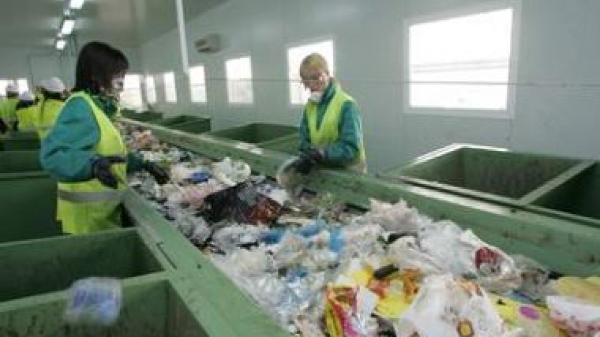 Operarias de la planta de tratamiento de residuos sólidos de Santo Tomás, en Ponferrada.
