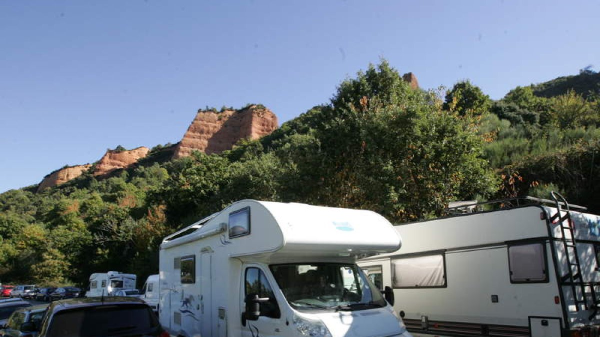 Atasco de tráfico a la entrada del pueblo de Médulas en el puente de los Santos. L. DE LA MATA