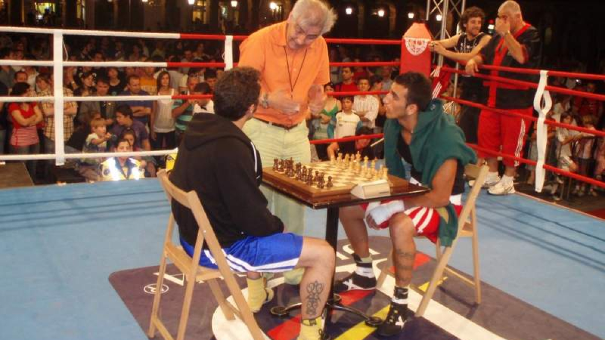 Jonatan Rodríguez, a la izquierda, durante uno de los torneos de chess-boxing en los que ha participado.