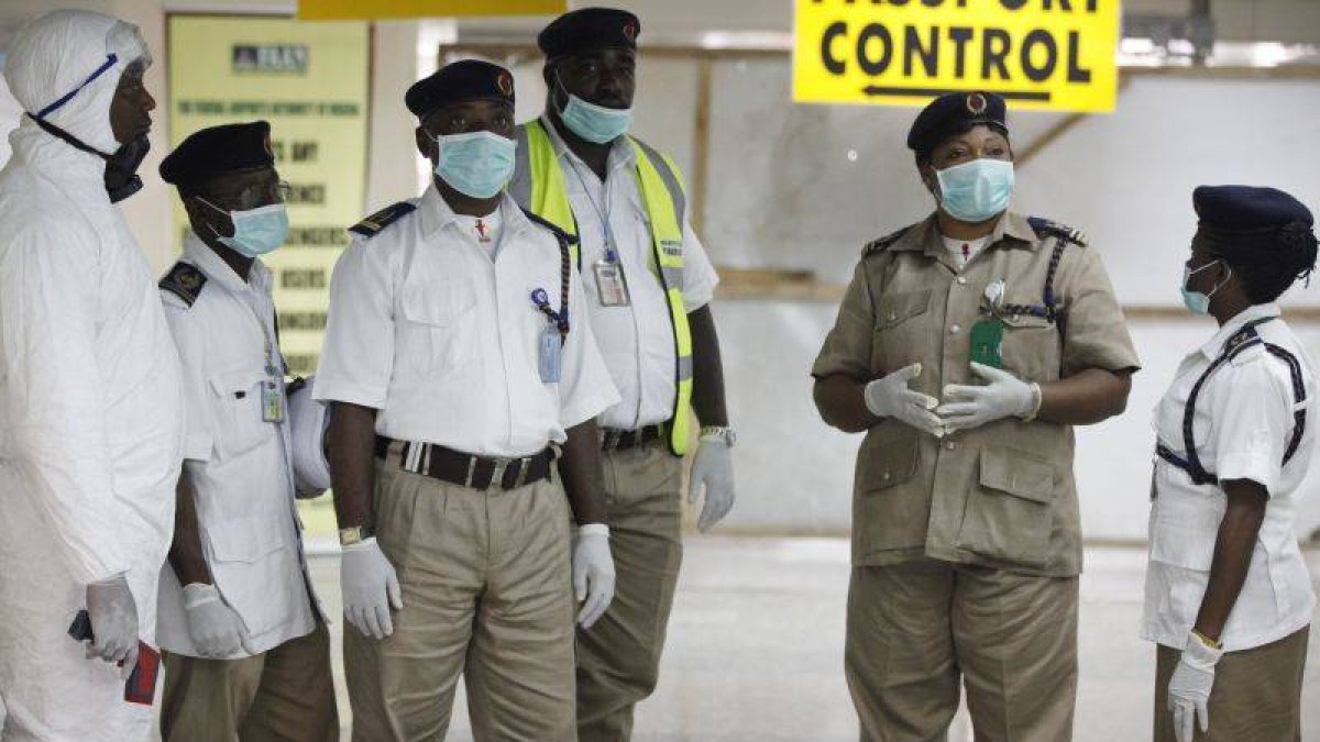 Miembros del servicio de salud nigerianos esperan en el aeropuerto internacional de Lagos, este lunes.