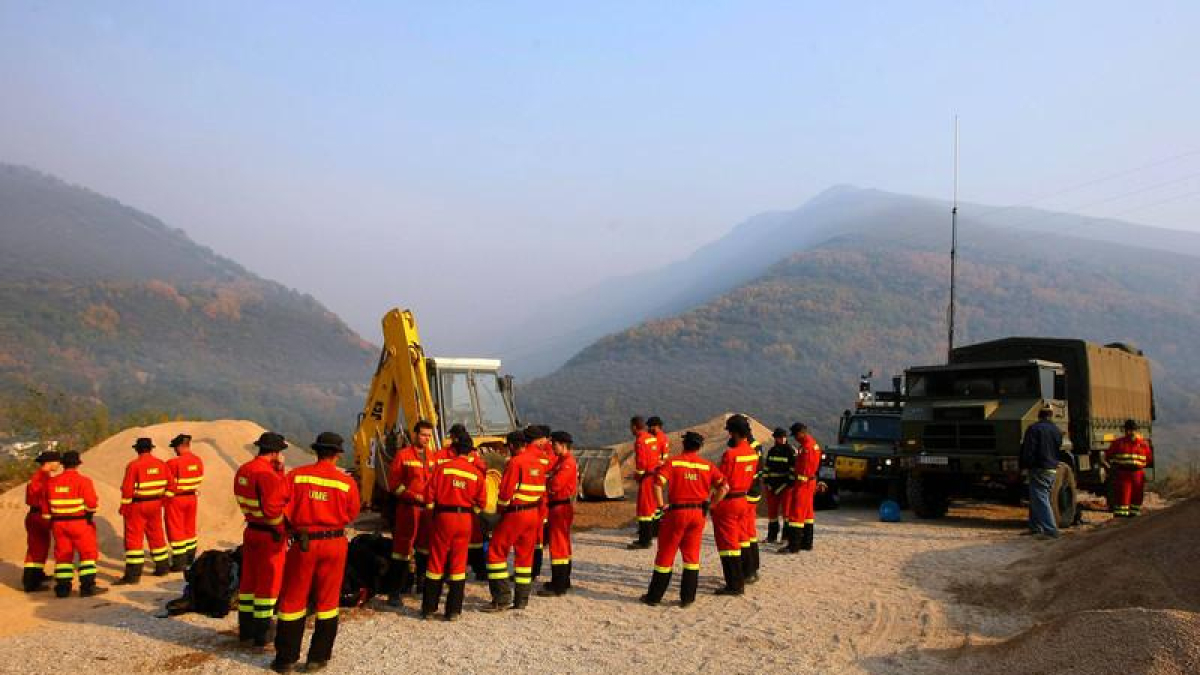 Efectivos de la Unidad Militar de Emergencias, UME, desplazados al incendio que se desató entre las localidades de Campo del Agua, Villar de Acero y Porcarizas, en el término municipal de Villafranca del Bierzo