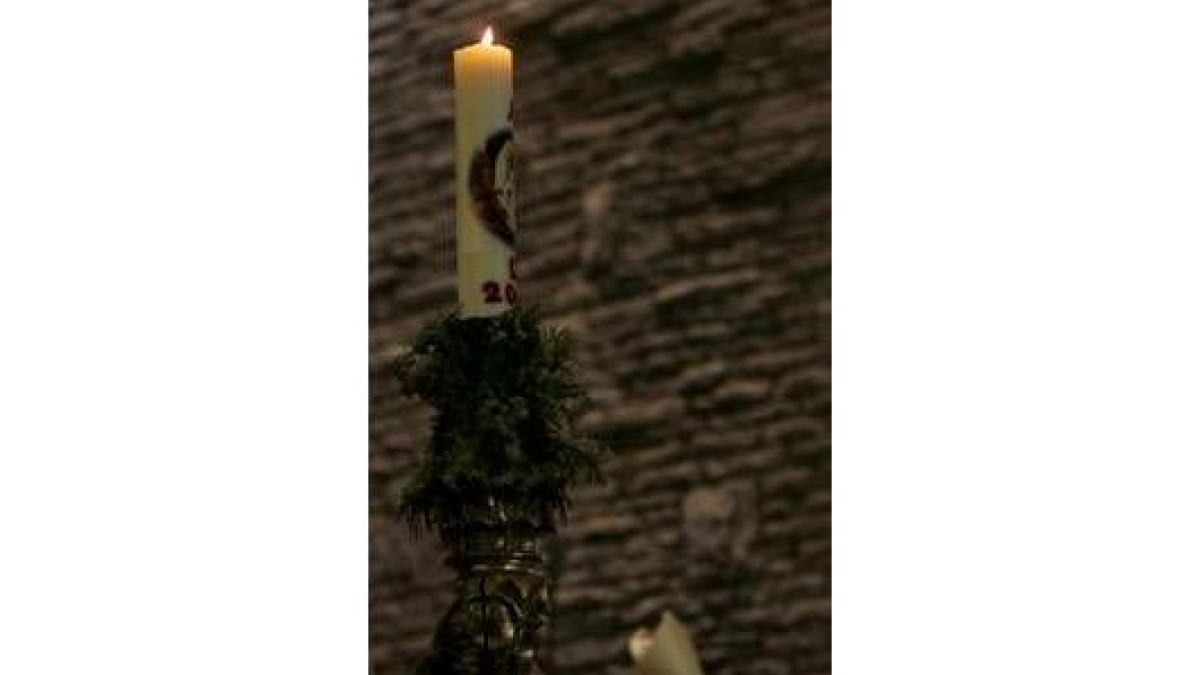 Un cirio encendido recordó la figura del Santo Padre