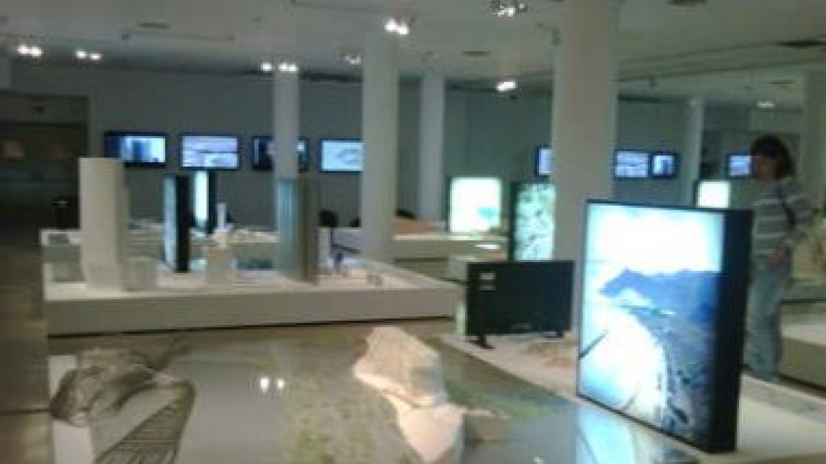 Imagen de la mesa con el proyecto del Palacio de Congresos, con una imagen de la azucarera en la pan