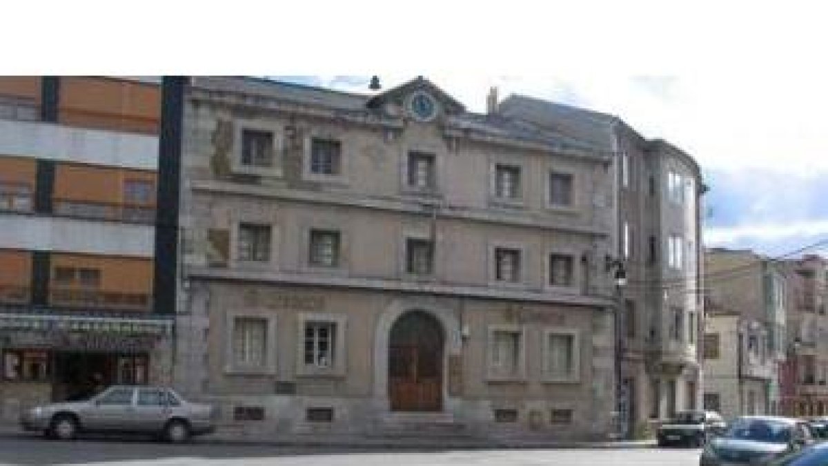 La parte superior izquierda de la fachada del antiguo edificio de Correos de Cistierna ha empezado a