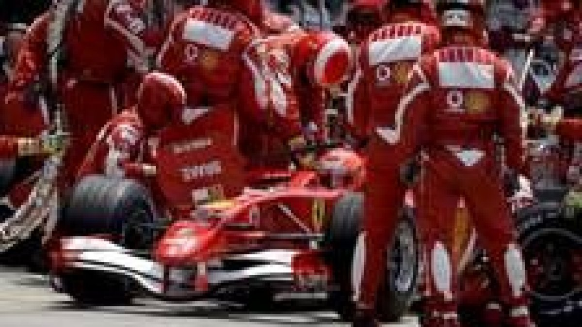 Michael Schumacher, durante una de las paradas en el box de Ferrari en el circuito de Indianápolis