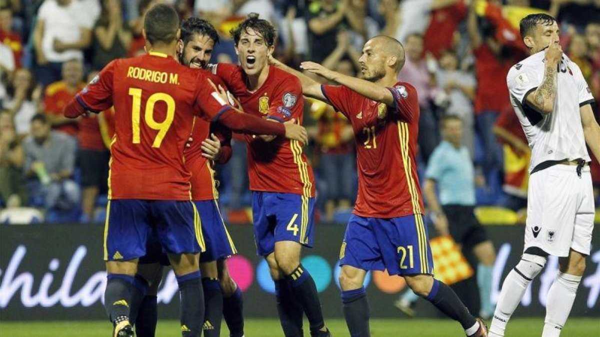 Los jugadores de La Roja celebran el segundo gol ante Albania.