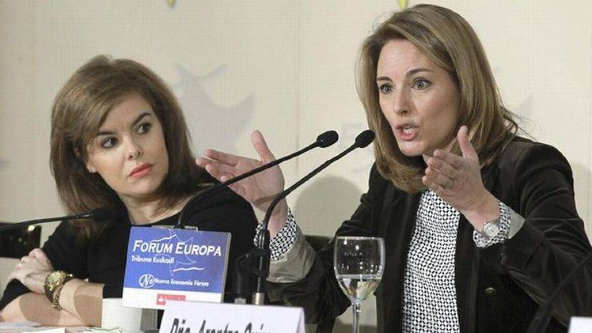 La vicepresidenta del Gobierno, Soraya Sáenz de Santamaría, y la presidenta del PP vasco, Arantza Quiroga, este jueves, 30 de enero, en Bilbao.