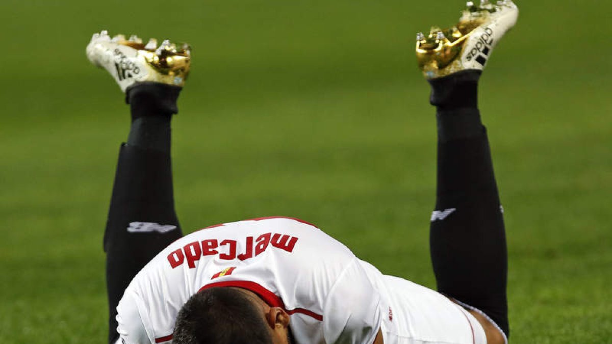 Gabriel Mercado, caído en el terreno de juego tras recibir un golpe durante el encuentro. VIDAL