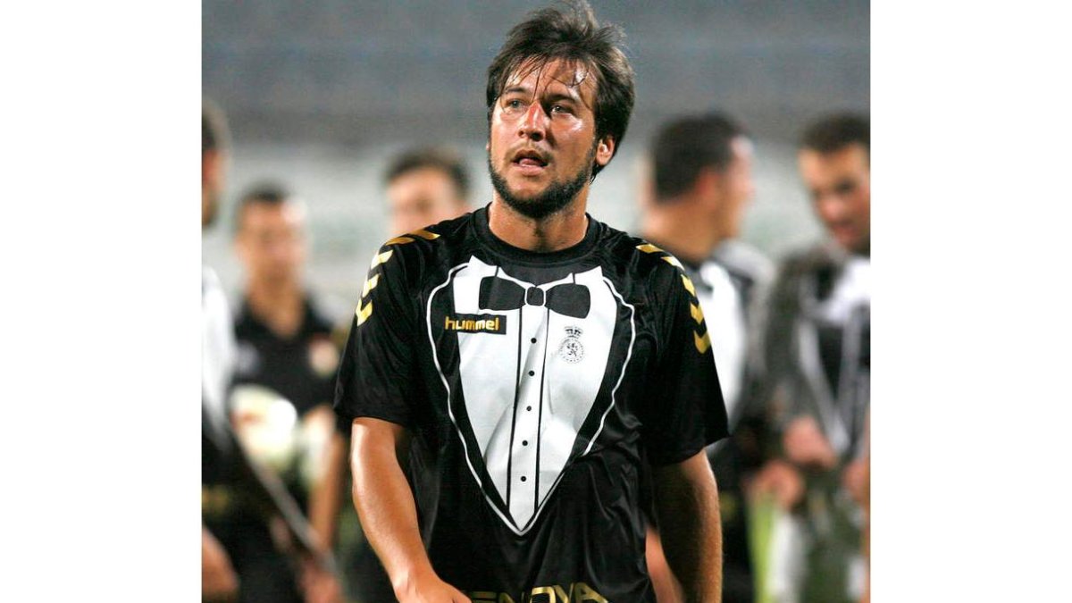 El defensa Álvaro Tejedor porta la camiseta esmoquin de la Cultural