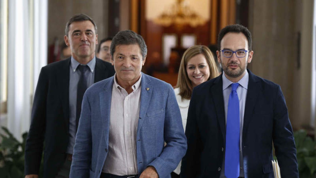 El presidente de la gestora, Javier Fernández, junto al portavoz en el Congreso, Antonio Hernando. P.C.