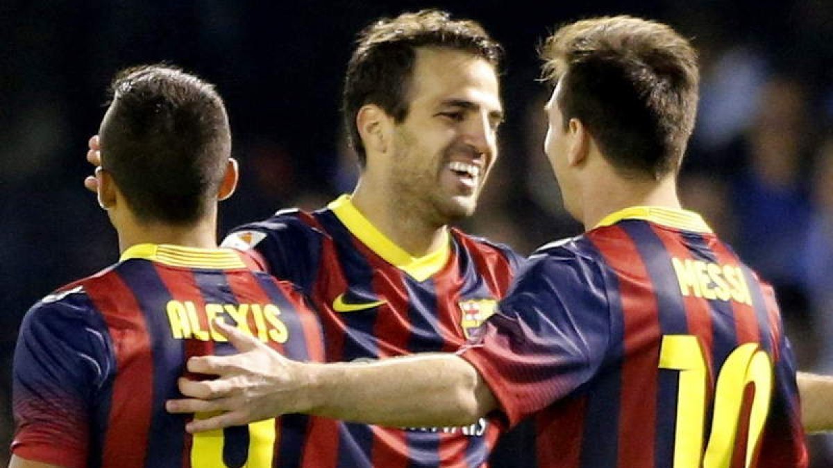 Los jugadores del Barcelona, Alexis, Cesc Fábregas y Leo Messi, celebran el tercer gol.