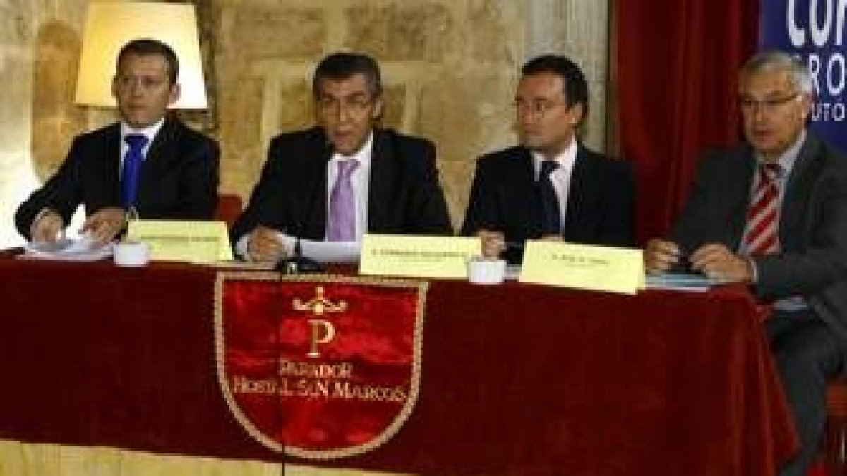 Javier Cepedano, en el centro, durante la presentación de las jornadas
