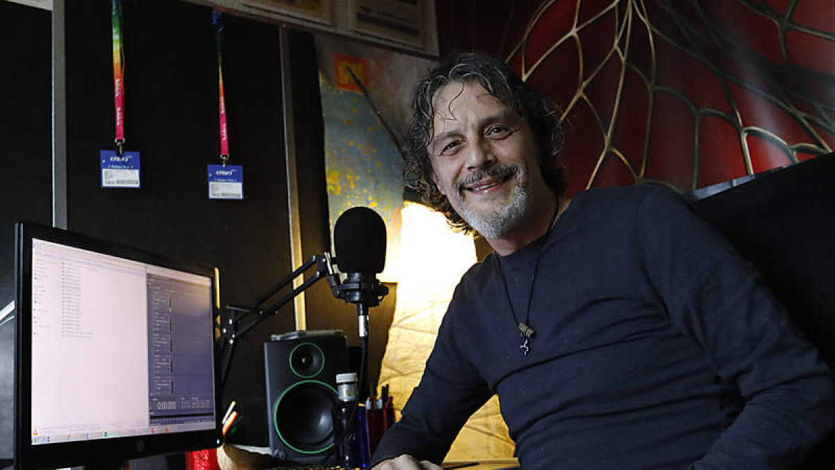 El periodista y locutor leonés Óscar Chamorro, en su lugar de trabajo desde el que graba la narración de libros. MARCIANO PÉREZ