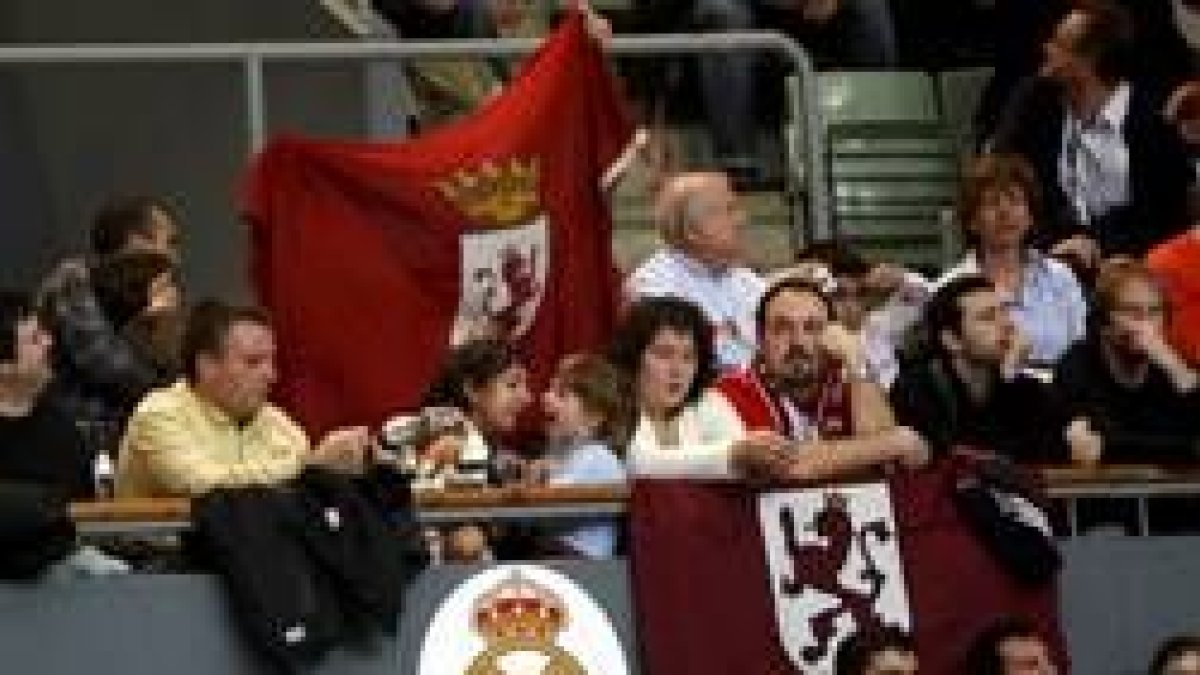 Leoneses y madridistas, en el minuto de silencio por el guardia civil asesinado