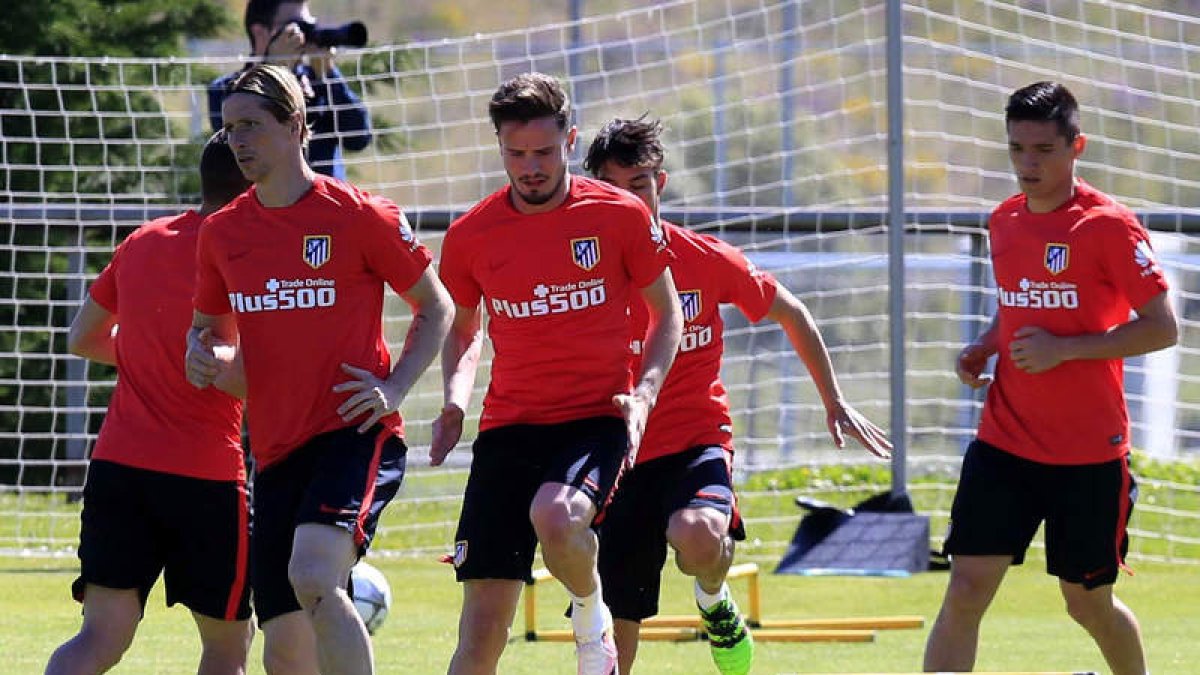 Los jugadores del Atlético, durante el entrenamiento del equipo, ayer en Las Rozas. ZIPI
