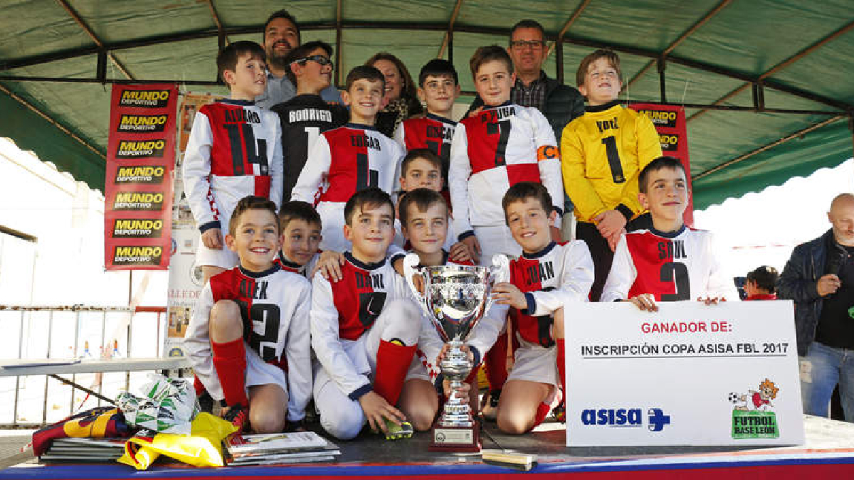 El Puente Castro se llevó el triunfo en un Torneo de Reyes que contó con 13 equipos y que estuvo organizado por la Peña Leonesa del FC Barcelona. FERNANDO OTERO PERANDONES