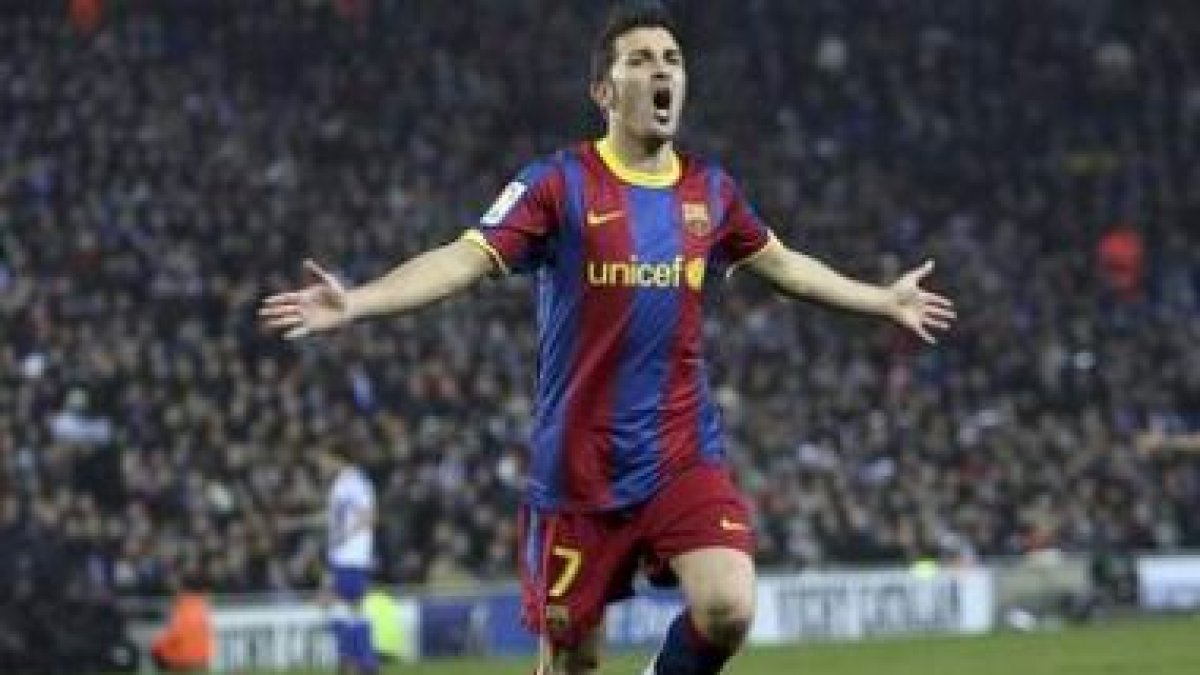 El delantero asturiano del Barcelona, David Villa, celebra la consecución del cuarto gol del Barça.