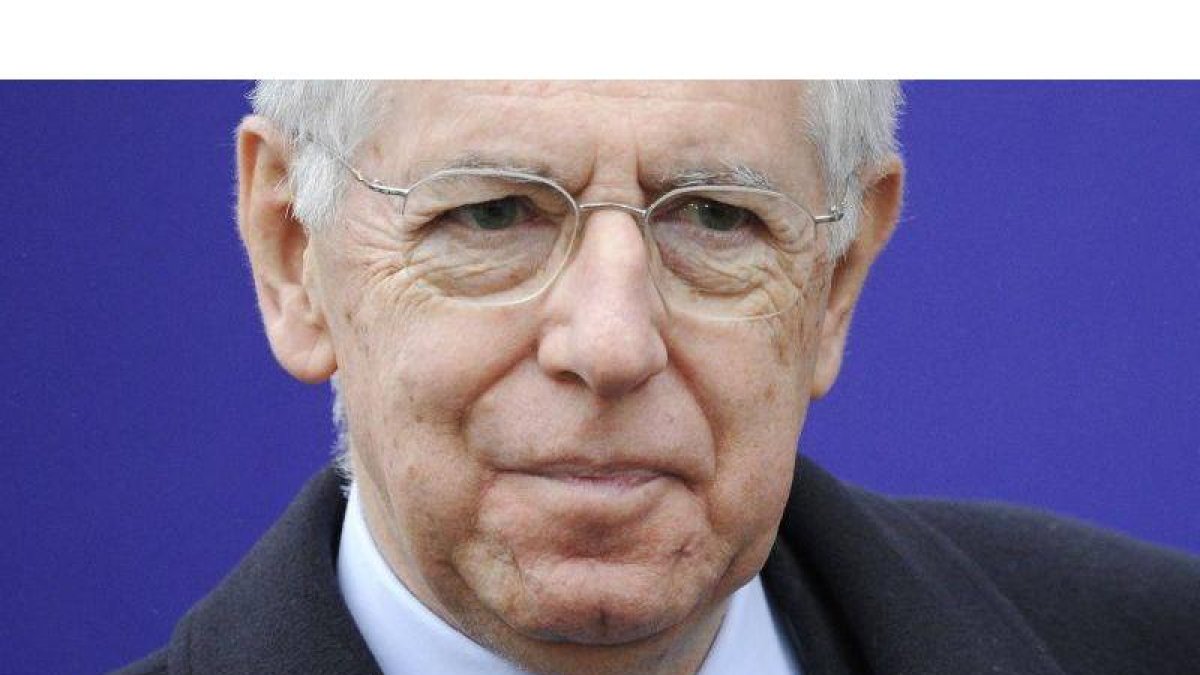El jefe del Gobierno italiano en funciones, Mario Monti, sonríe su llegada a la cumbre de ministros de Exteriores celebrada en Lancaster House en Londres.