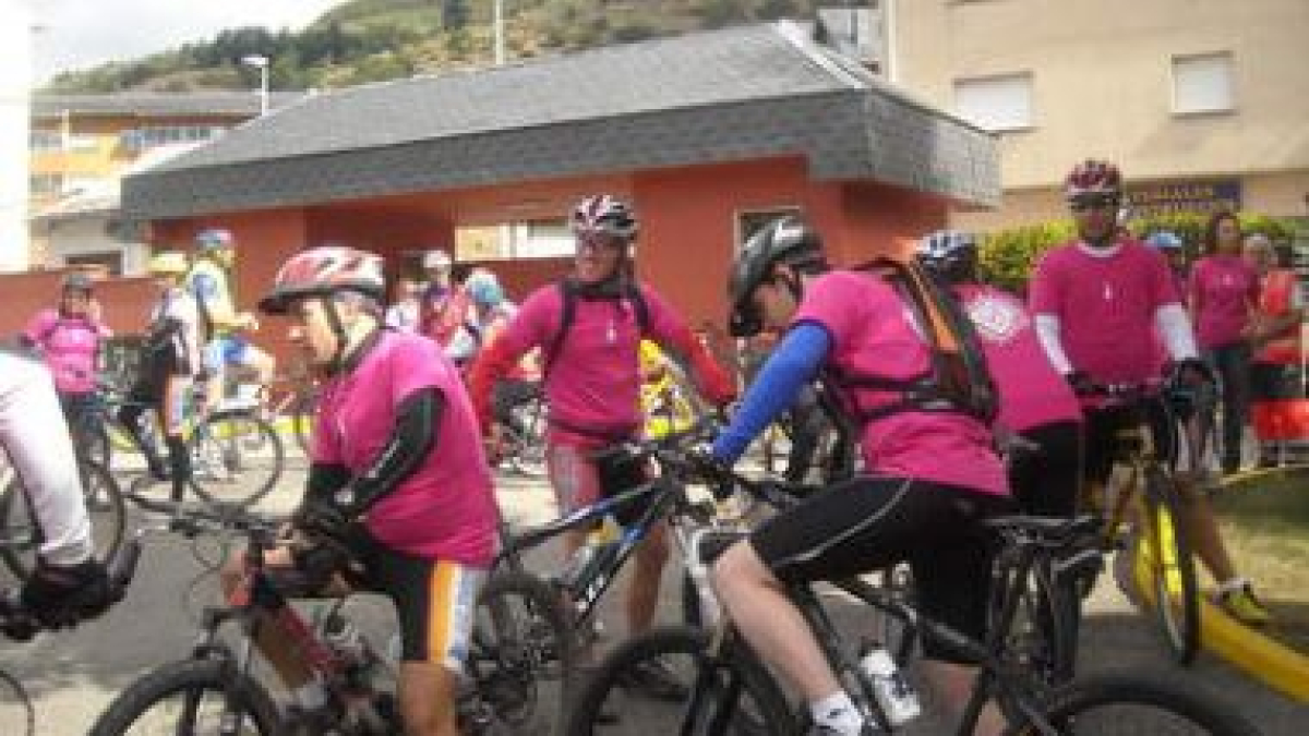 La marcha cicloturista recorrió las principales calles de Villablino.