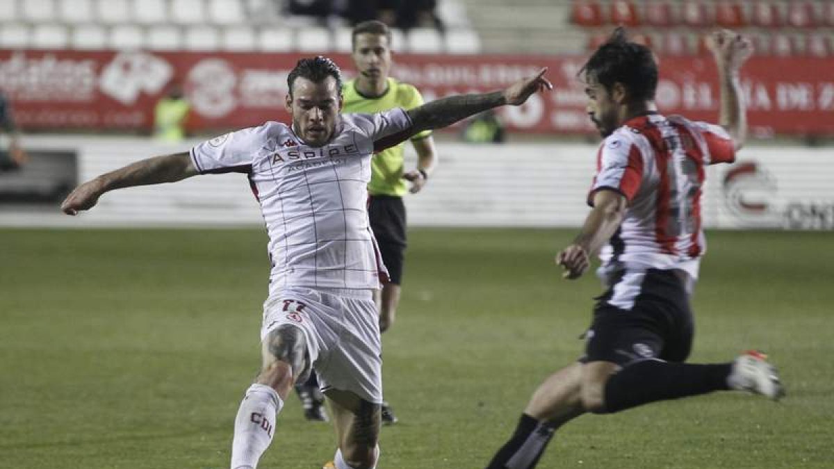 El culturalista Ketu corta el avance hacia los dominios de Dani Sotres de un futbolista zamorano para evitar una jugada de peligro. MIRIAM MONTESINOS