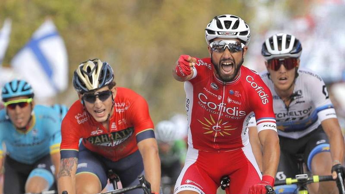 Bouhanni celebra su triunfo en la meta de San Javier. BRUQUE