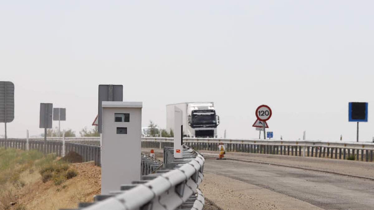 Uno de los radares fijos de León, en concreto el ubicado en la autovía Ruta de la Plata en sentido a la capital leonesa.