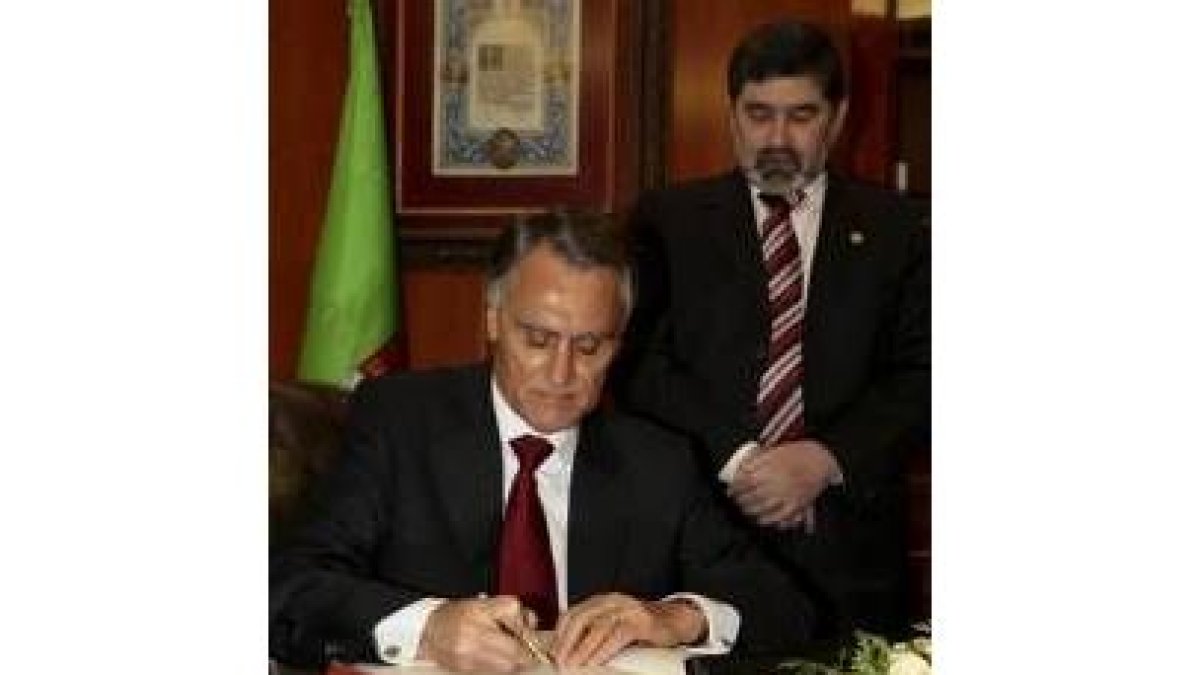 Cavaco Silva firmó en el libro de honor de la Universidad, ante Penas