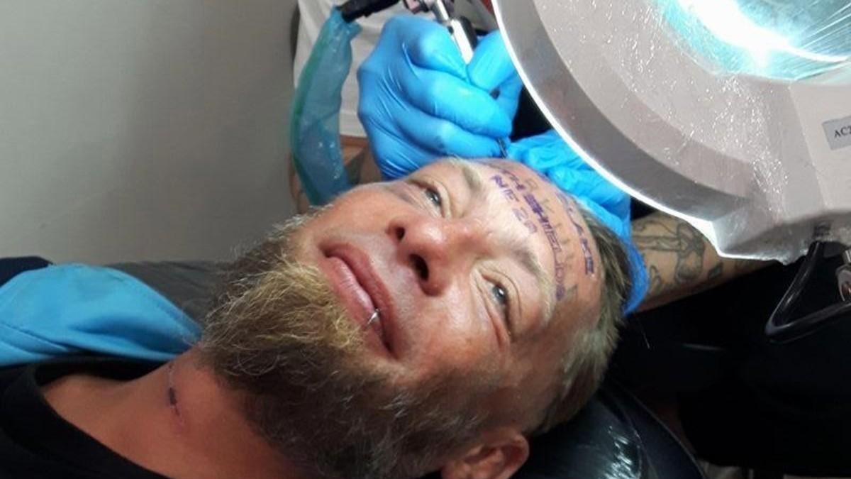 Imagen difundida por el tatuador.