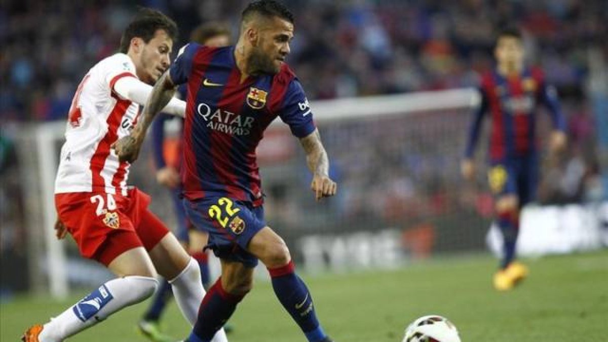 Alves, durante el partido ante el Almería.