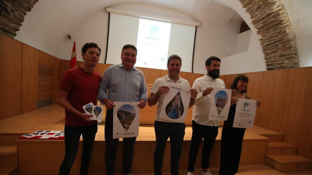 El concejal Iván Alonso junto a los promotores de proyectos. A.F.B.