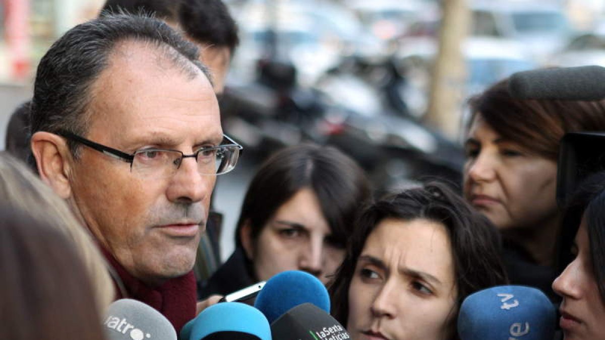 El abogado de Iñaki Urdangarín, Mario Pascual Vives, atiende a los medios de comunicación.