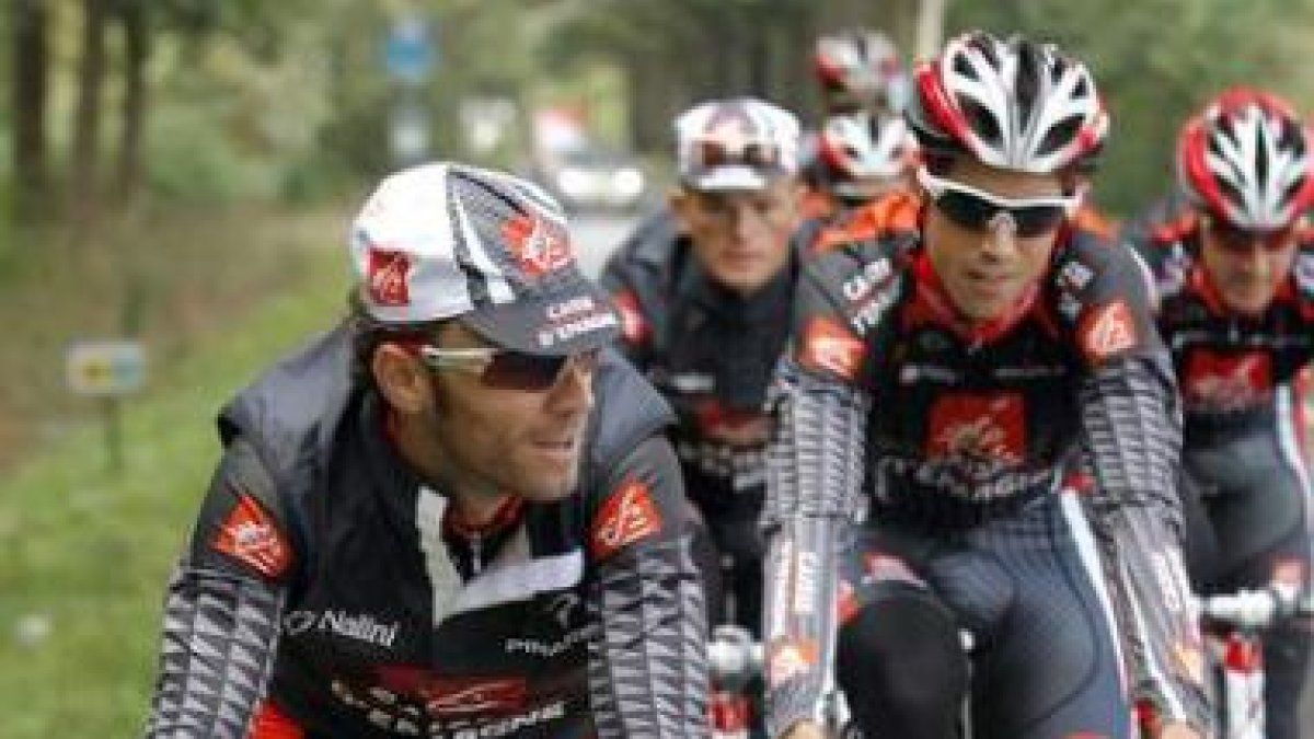 Alejandro Valverde entrena junto a sus compañeros de equipo, ayer, en Assen.