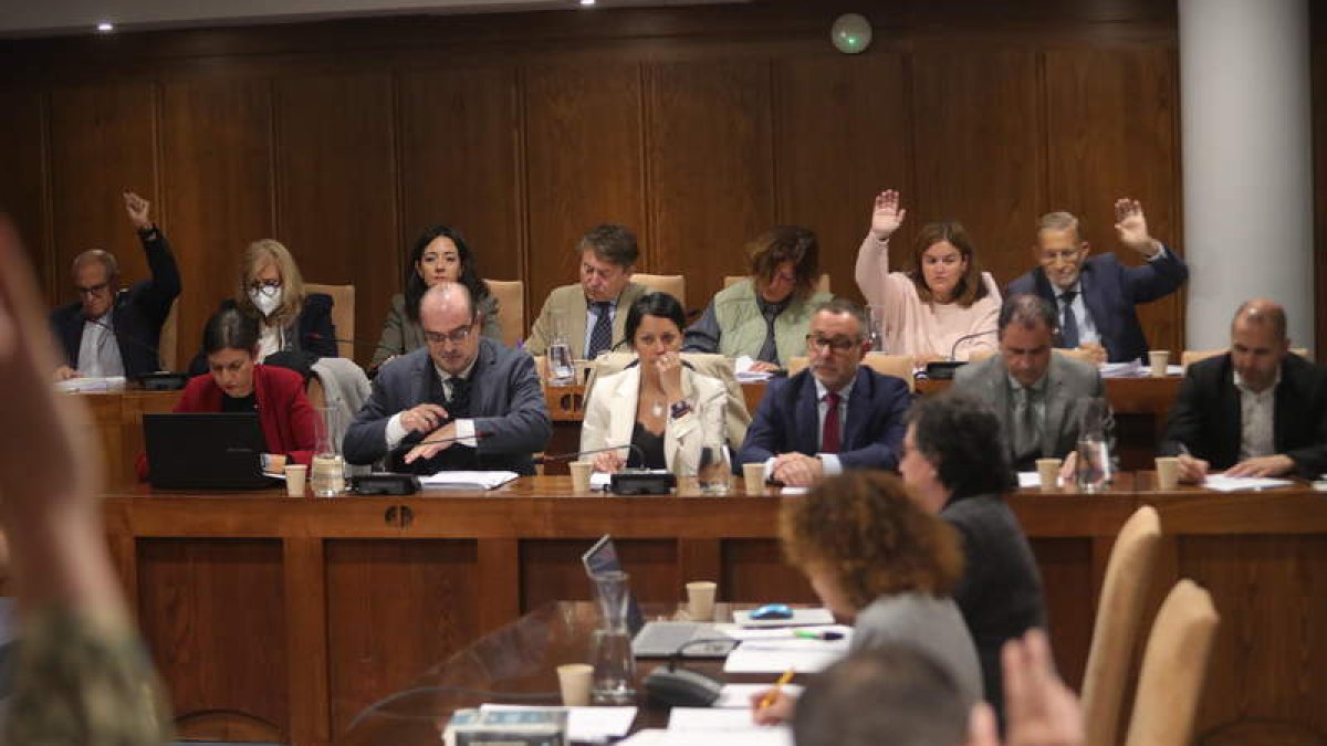 Tarsicio Carballo, en una de las votaciones del Pleno de ayer en Ponferrada. DE LA MATA