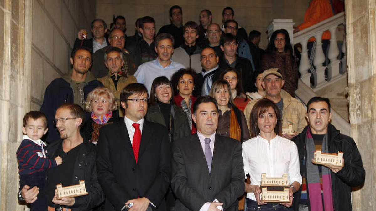 Foto de familia de todos los ganadores en la escalera del Palacio de los Guzmanes.