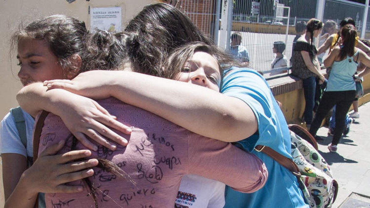 Un grupo de escolares con camisetas llenas de mensajes se despiden muy tristes. F. OTERO PERANDONES