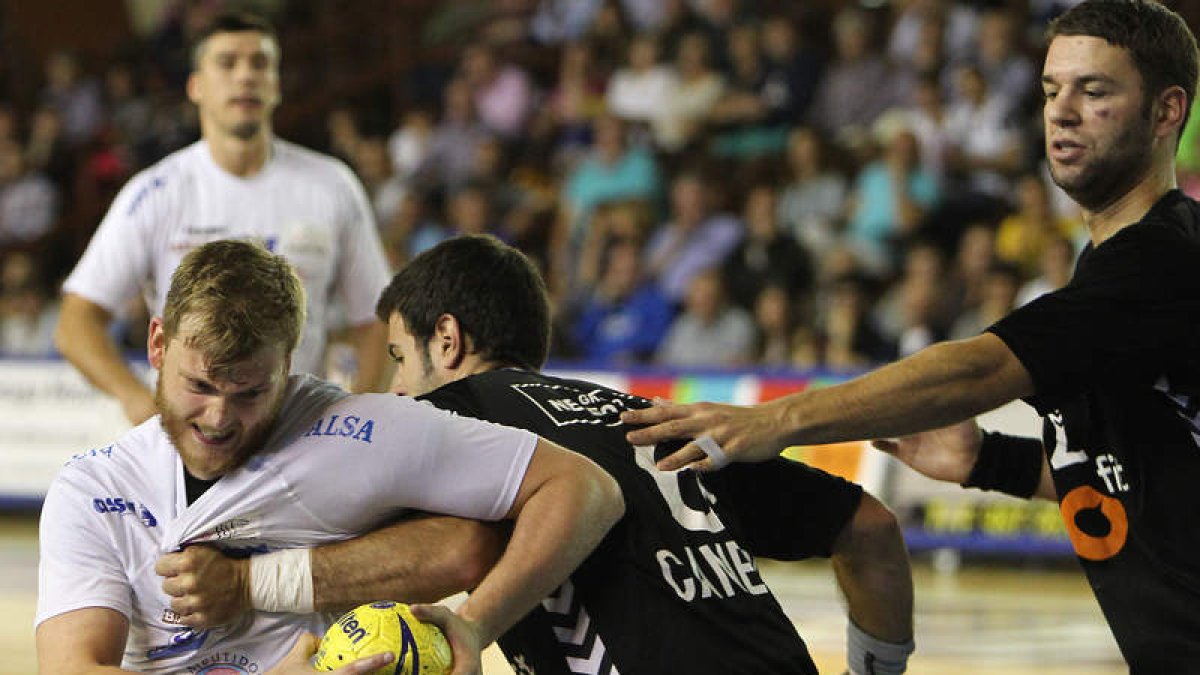 Piñeiro intenta zafarse del defensor del Go Fit Sinfín durante el encuentro de la primera vuelta. secundino pérez