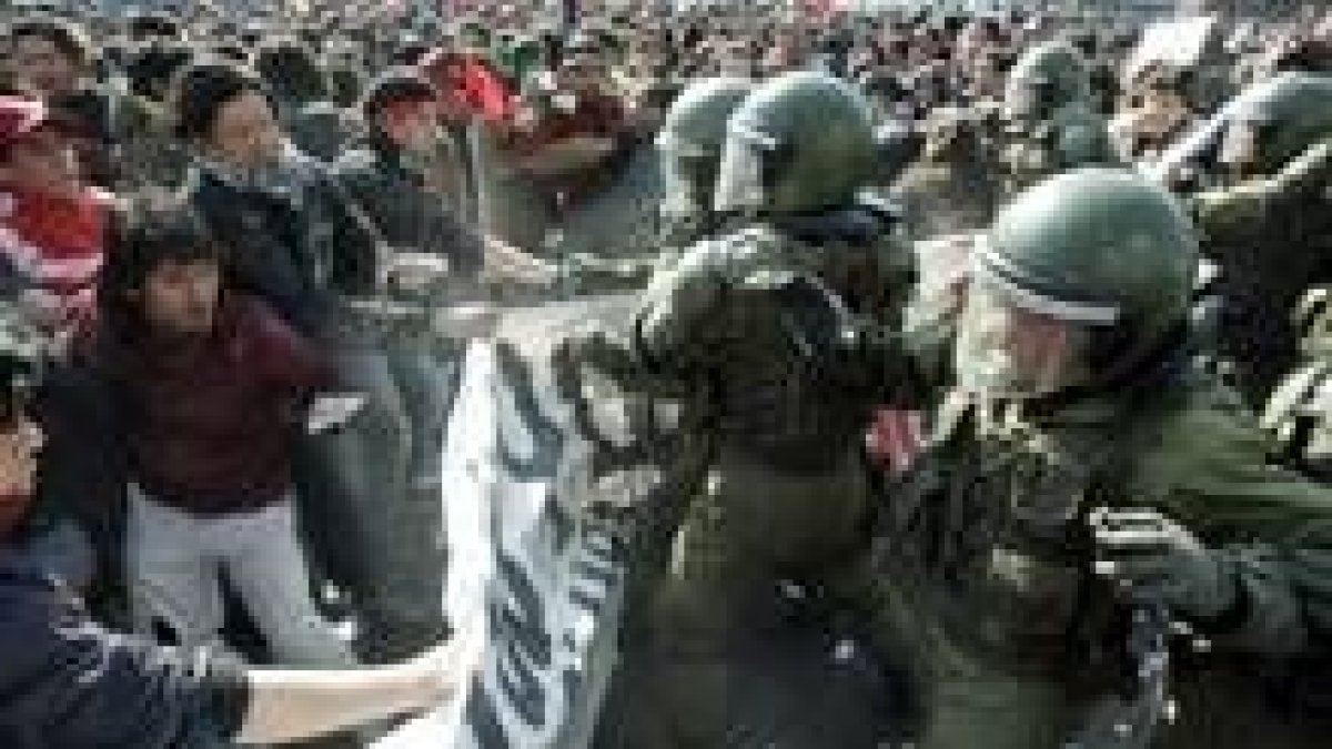 La policía intenta aplacar a los manifestantes más violentos