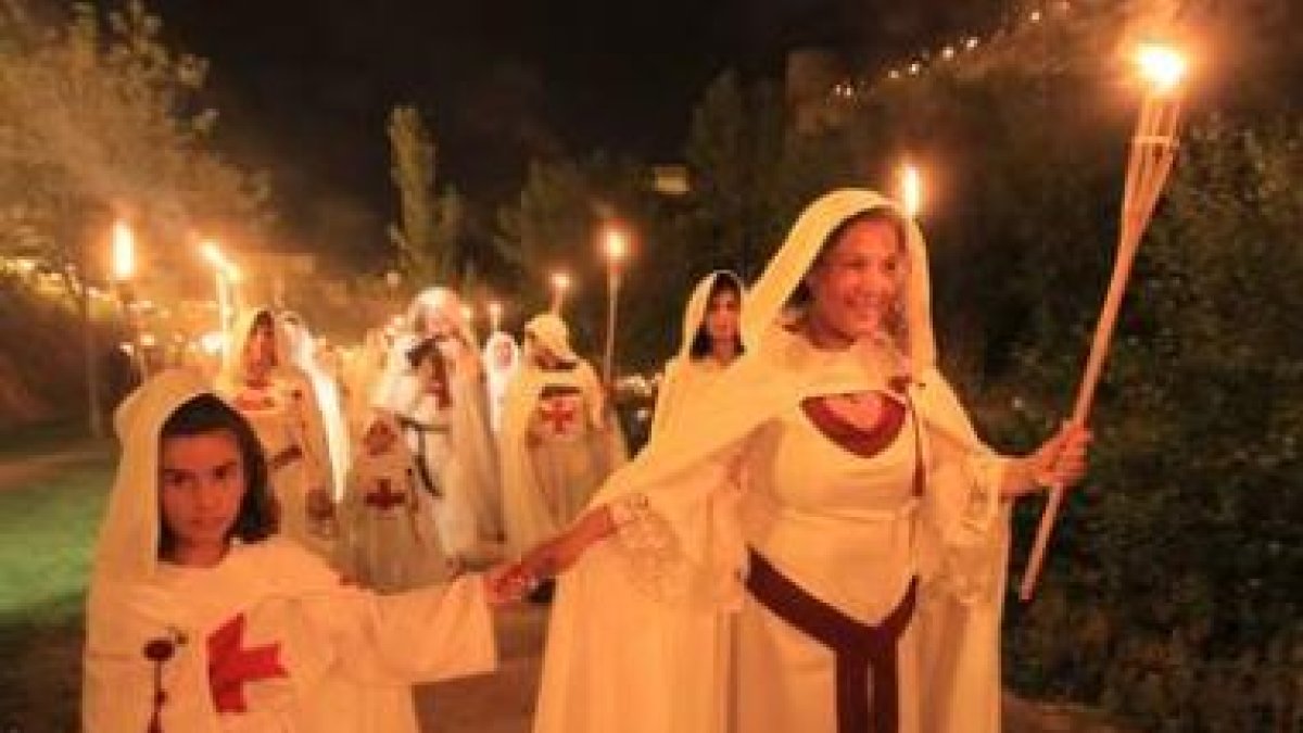 Los templarios, vestidos con túnica y capa blanca, desfilaron entre el Paseo del Río y la fortaleza