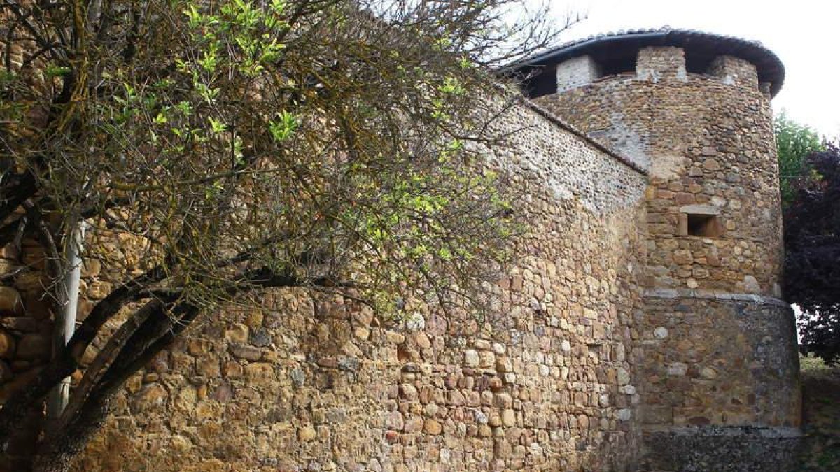 Torre y lienzo de muralla en Almanza.