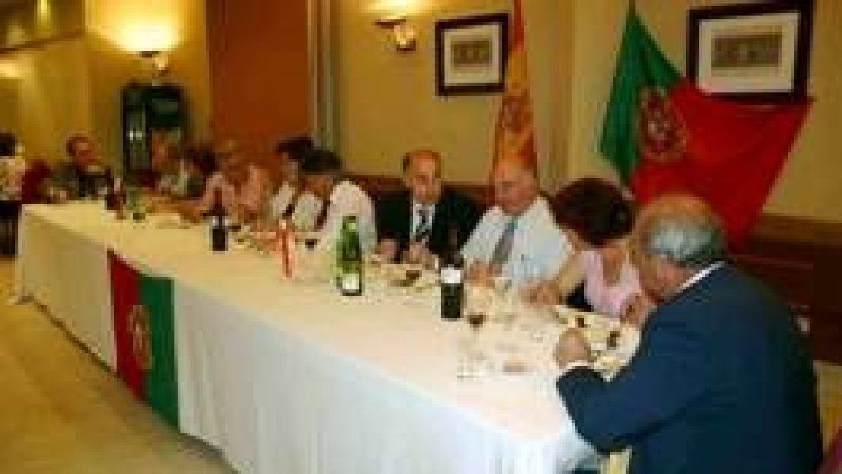 Mesa presidencial de la cena de los amigos de Portugal, a la que asistieron cien personas