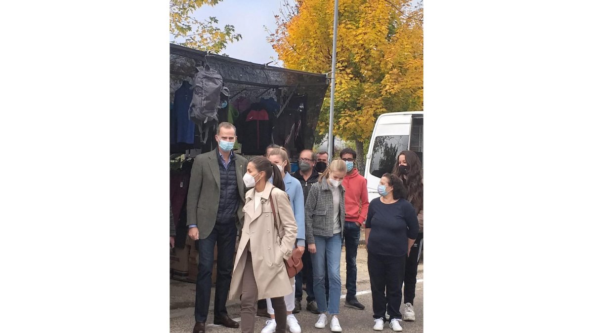 Los Reyes, la princesa y la infanta, de paseo por la localidad de Piedrafita de Babia. HOSTAL BABIECA