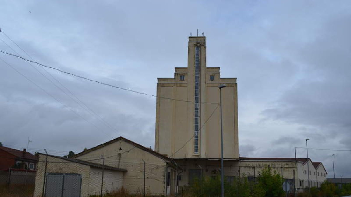 Uno de los silos leoneses que entra en la subasta del Fega. medina