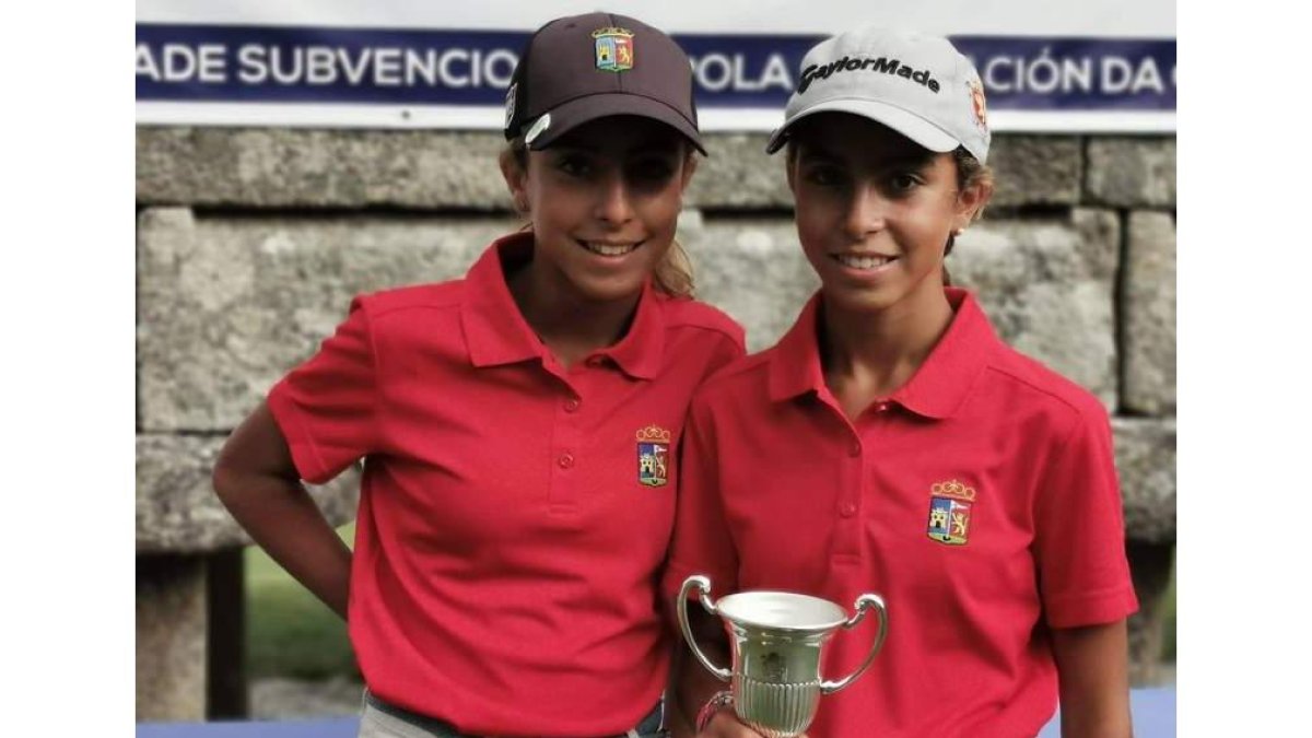 Cristina García, a la derecha, junto a su hermana Carmen tras imponerse en el Nacional. DL