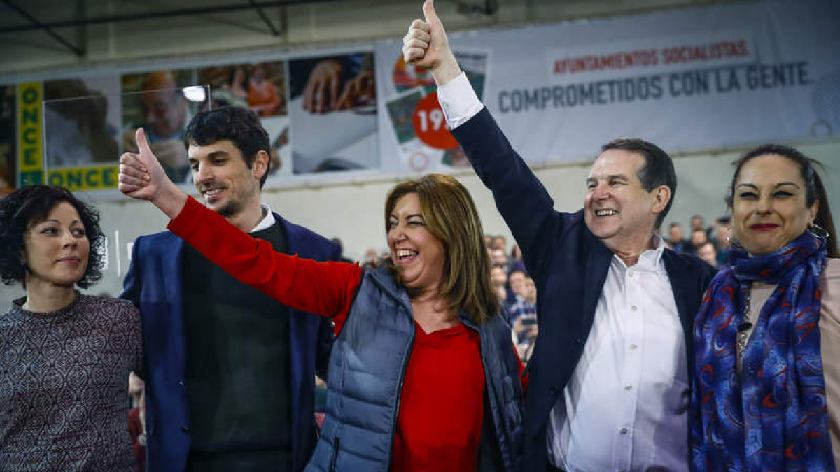 Díaz, junto a Abel Caballero, la regidora de Brañuelas, Carolina López, el de Pla, Dante Pérez y la de Campo de Montiel, Dolores Fernández. E.N.