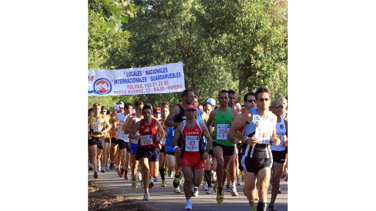 Los atletas, en los primeros metros de la carrera.