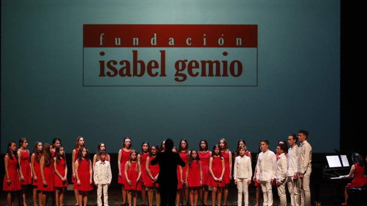 Un momento de una de las actuaciones en la gala solidaria. JESÚS F. SALVADORES