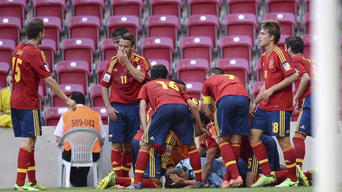 Los jugadores españoles, desconsolados tras producirse la derrota ante Uruguay.