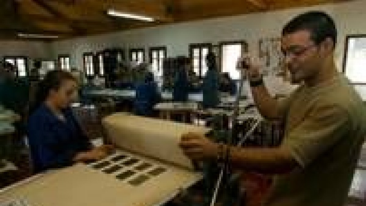 Los alumnos del taller ya realizan todas las tareas de elaboración de los grabados