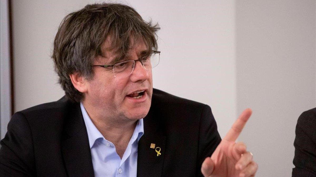 El expresident Carles Puigdemont, este domingo, durante la reunión con el grupo de JxCat en Bruselas.